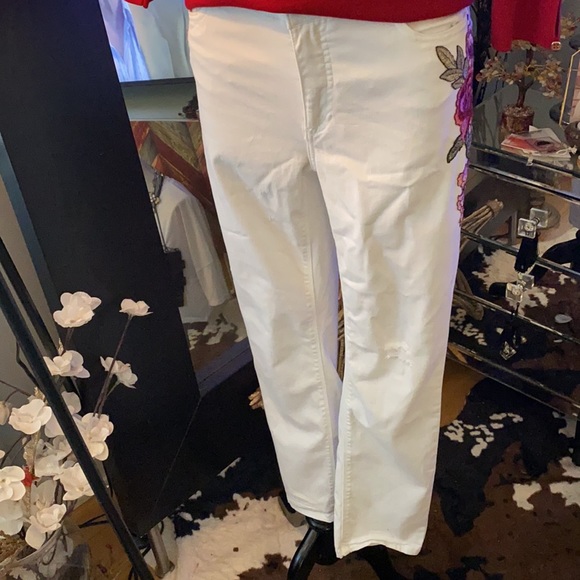 🌞🌞Floral appliqué white pant - Picture 2 of 8